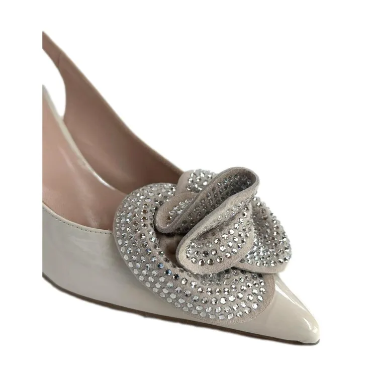 G406 Decollete Tacco Medio Sling Back con Fiore di Strass Burro